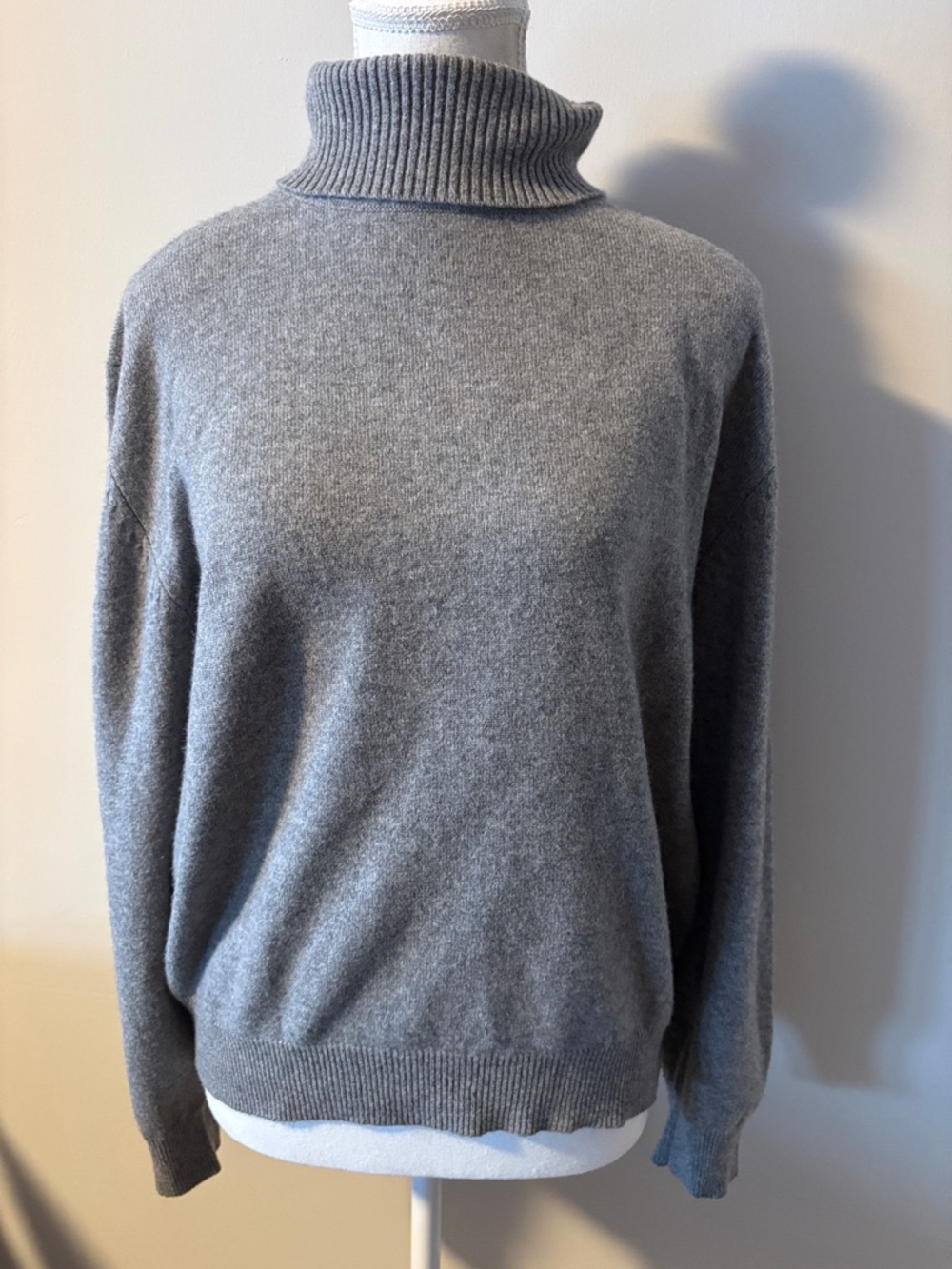 VTG Casual Corner 100% Cashmere Gray Turtleneck Pullover Sweater. Size Large